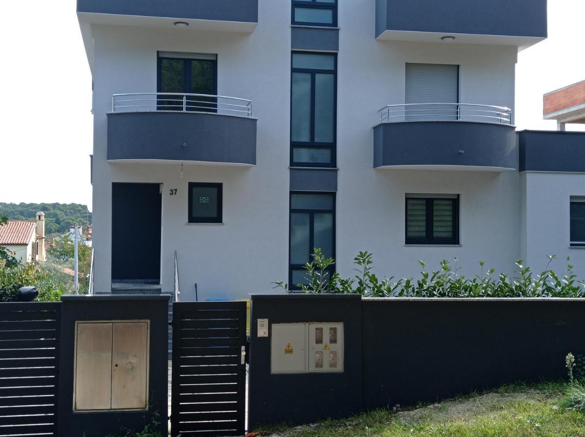 Studio Apartment With Pool Pula Exteriör bild