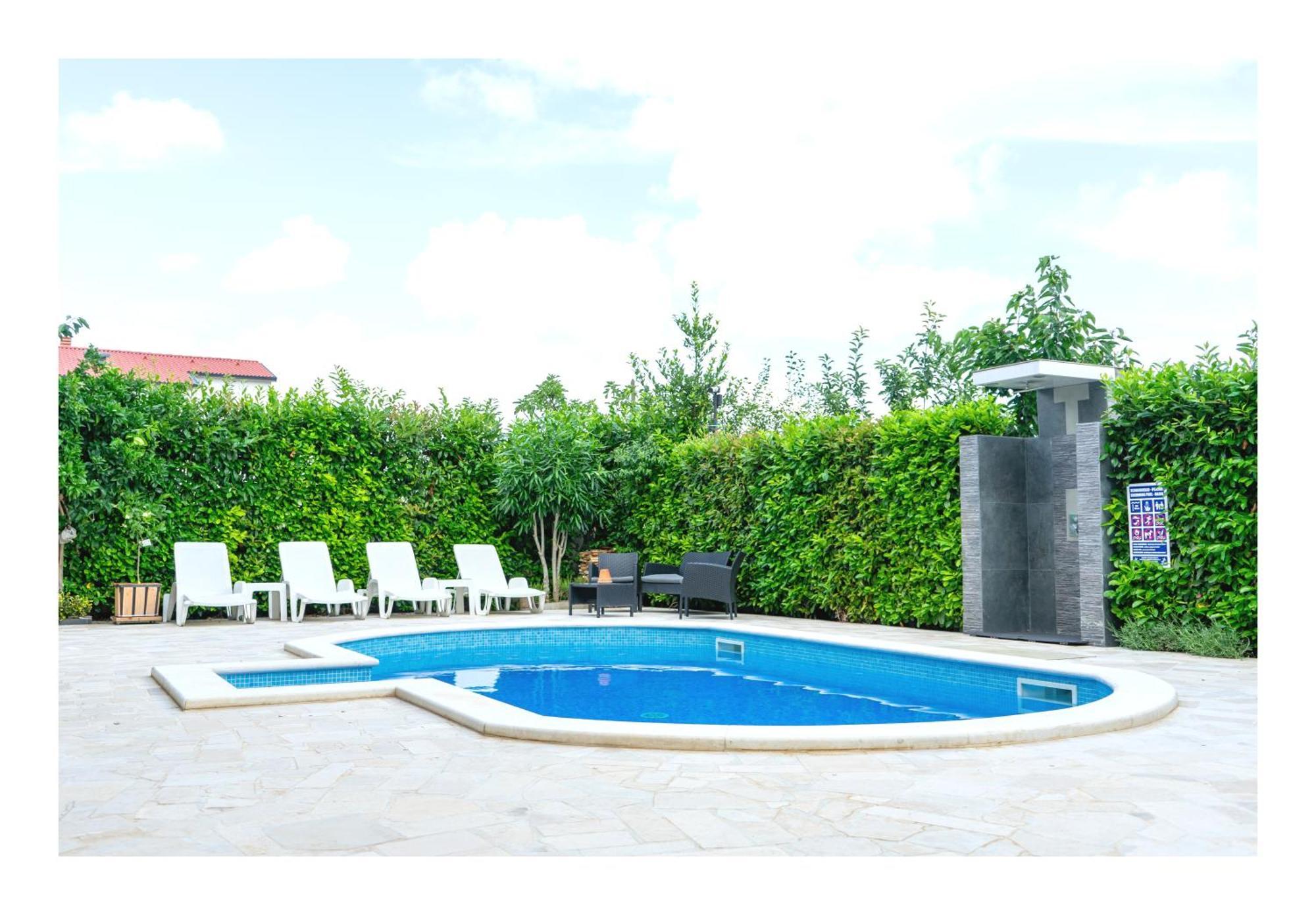 Studio Apartment With Pool Pula Exteriör bild